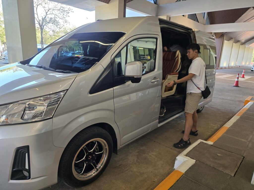 เช่ารถตู้สนามบินอุดรธานี เที่ยวต่อคำชะโนด หนองคาย สกลนคร นครพนม